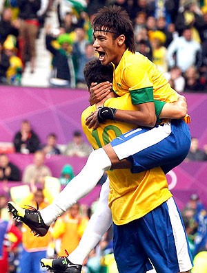 Neymar comemora gol do Brasil contra a Bielorrússia (Foto: Reuters)