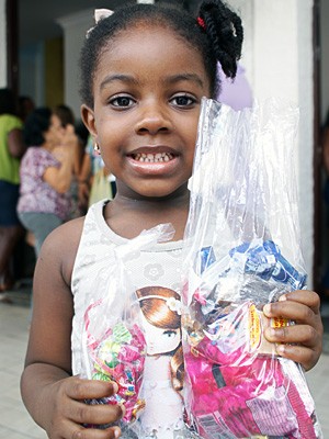Gabriela ganhou muitos doces durante a missa na igreja da Liberdade (Foto: Egi Santana/G1)