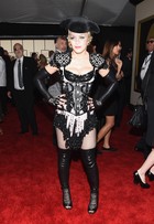 Bumbum de fora, obturação no dente... Madonna 'causa' no Grammy