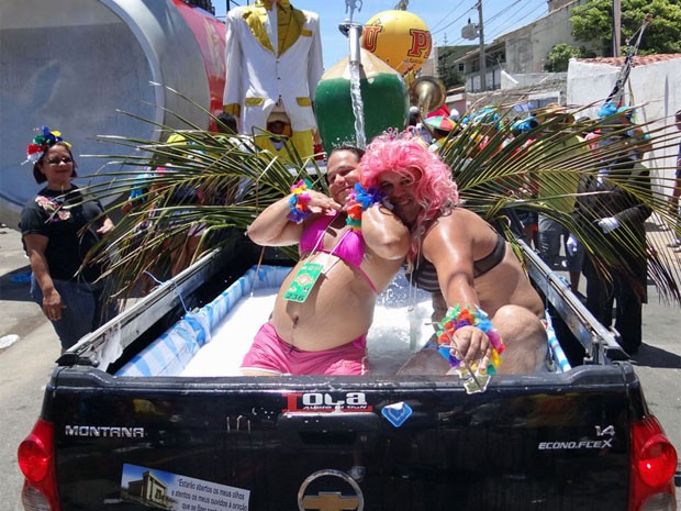 Amigos montaram uma piscina dentro do carro para desfilar (Foto: Katherine Coutinho/G1)