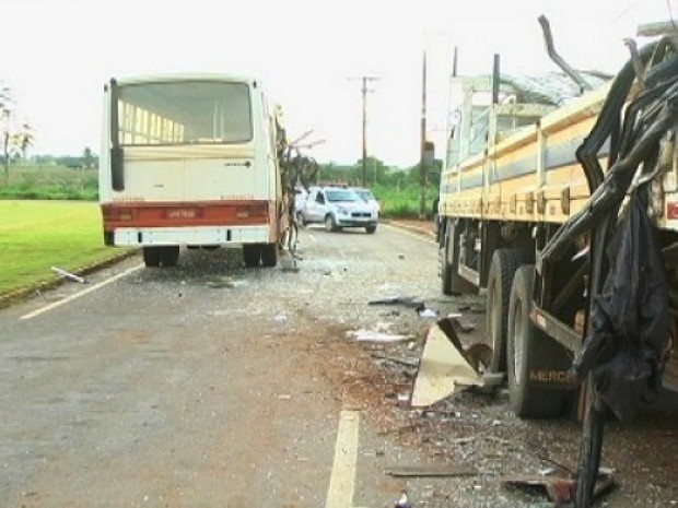 Ônibus bateu em caminhão que estava estacionado em rua (Foto: Resumo Diário)