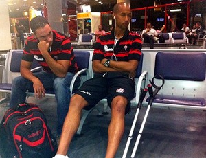 Rodrigo Mancha e Dinei no aeroporto (Foto: Divulgação/EC Vitória)