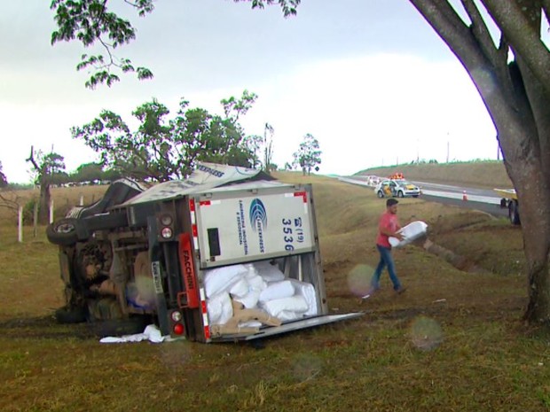 G1 Capotagem de caminhão baú deixa motorista ferido em Itirapina SP