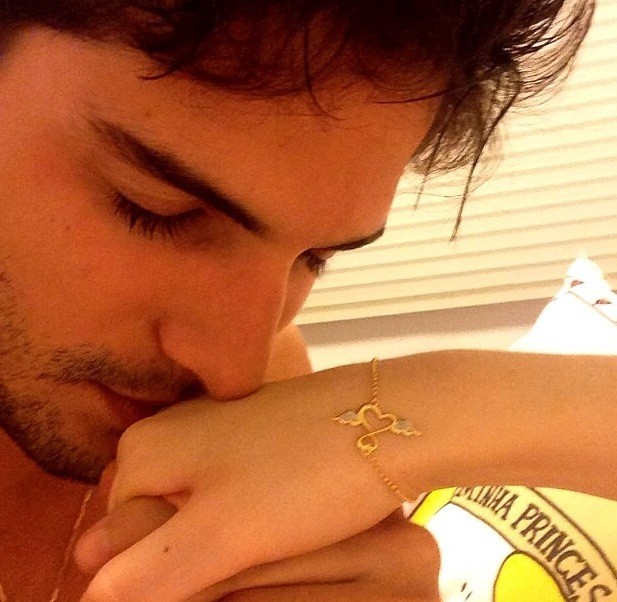 Andre Martinelli presenteia namorada no Dia dos Namorados. (Foto: Divulgação)