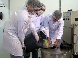 Caldo é aquecido até atingir temperatura de 95 graus (Foto: Rodrigo Sargaço/EPTV)