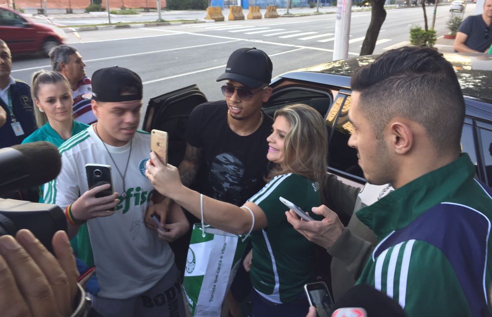 Gabriel Jesus tira fotos com torcedores do Palmeiras no portão da Academia (Foto: Felipe Zito)