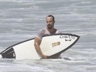 Paulo Vilhena tem dia de surfe e faz homenagem a Chorão