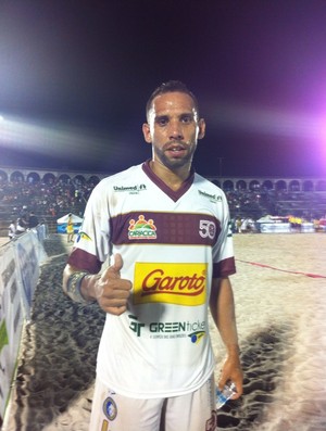 Defensor Gil marcou quatro gols para a Desportiva (Foto: Andrey Valério)