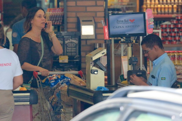 Thiago Lacerda e Vanessa Loés vão ao supermercado (Foto: Dilson Silva/Ag News)