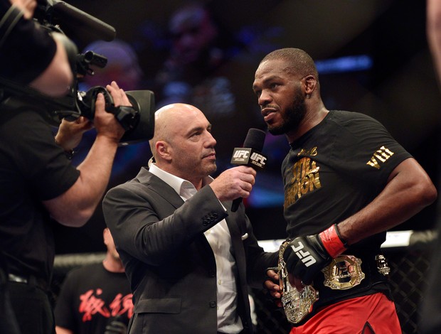 MMA - UFC 172 - Jon Jones e Joe Rogan (Foto: Reuters)