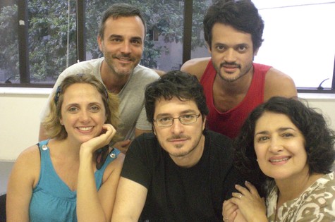 Guilherme Piva entre Letícia Isnard, Marcelo Valle, Álamo Facó e Inez Viana (Foto: Divulgação)