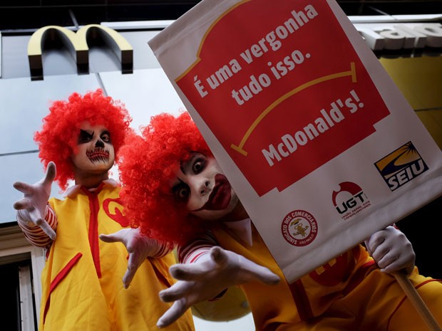 Homens vestidos de Ronald McDonald protestam em frente à lanchonete da Avenida Paulista (Foto: Reuters) Homens vestidos de Ronald McDonald protestam em frente à lanchonete da Avenida Paulista (Foto: Reuters)