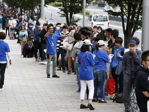 Pessoas aguardam pelo lançamento do novo iPhone 6 em frente a uma loja da Apple em Tóquio, no Japão (Foto: Yuya Shino/Reuters)