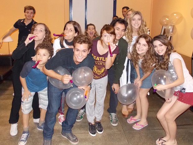 Atores da nova temporada de Malhação fizeram uma festinha surpresa nos bastidores (Foto: Malhação/TV Globo)