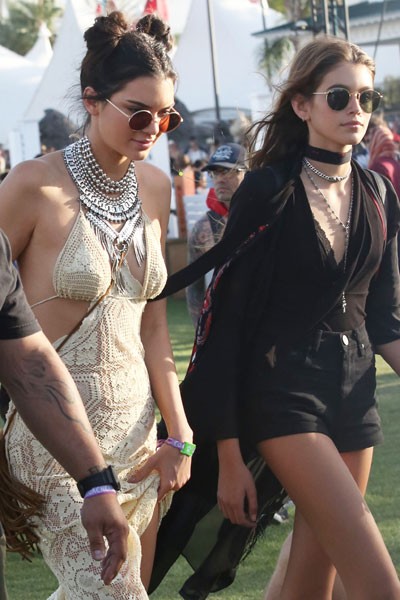 X17 - Kendall Jenner e Kaia Gerber, filha de Cindy Crawford, no festival de música Coachella, na Califórnia, nos Estados Unidos (Foto: X17online/ Agência)