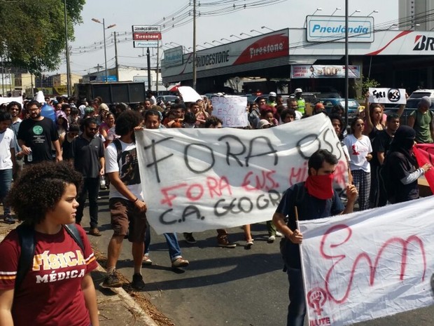 Grupo protesta contra implantação de OSs na educação, em Goiânia, Goiás (Foto: Arquivo Pessoal/João Coelho)