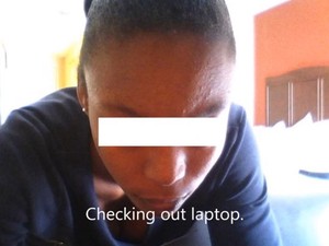 Segundo a filmagem, a funcionária tenta acessar o computador do hóspede (Foto: Youtube/Vince Stravix)