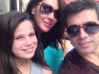 Claudia Raia registra viagem com a filha e o namorado