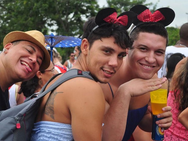 Foliões 'se transformam' em 'minnies' para desfile do bloco Bangalafumenga (Foto: Nelson Veiga/G1)