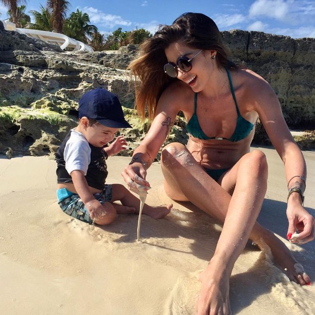 Aline Gotschalg com filho (Foto: Reprodução / Instagram)