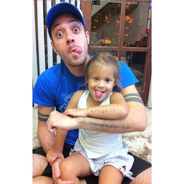 Ex-BBB Max Porto com a filha, Luna (Foto: Instagram/ Reprodução)