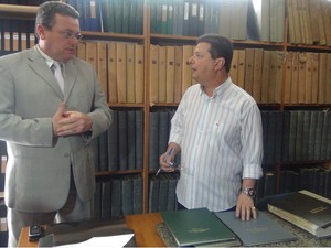 Juiz Domingos Neto verifica situação dos livros e documentos com o titular do cartório.  (Foto: Roberta Cólen/ G1)