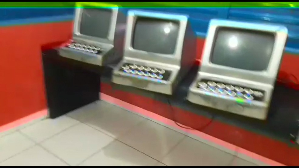 Ao todo, foram apreendidas 88 máquinas de caça-níqueis, além de R$ 14 mil  (Foto: Reprodução/Polícia Civil)