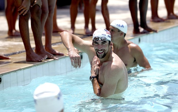 Michael Phelps na piscina do Complexo do Alemão (Foto: Antonio Lacerda / EFE)
