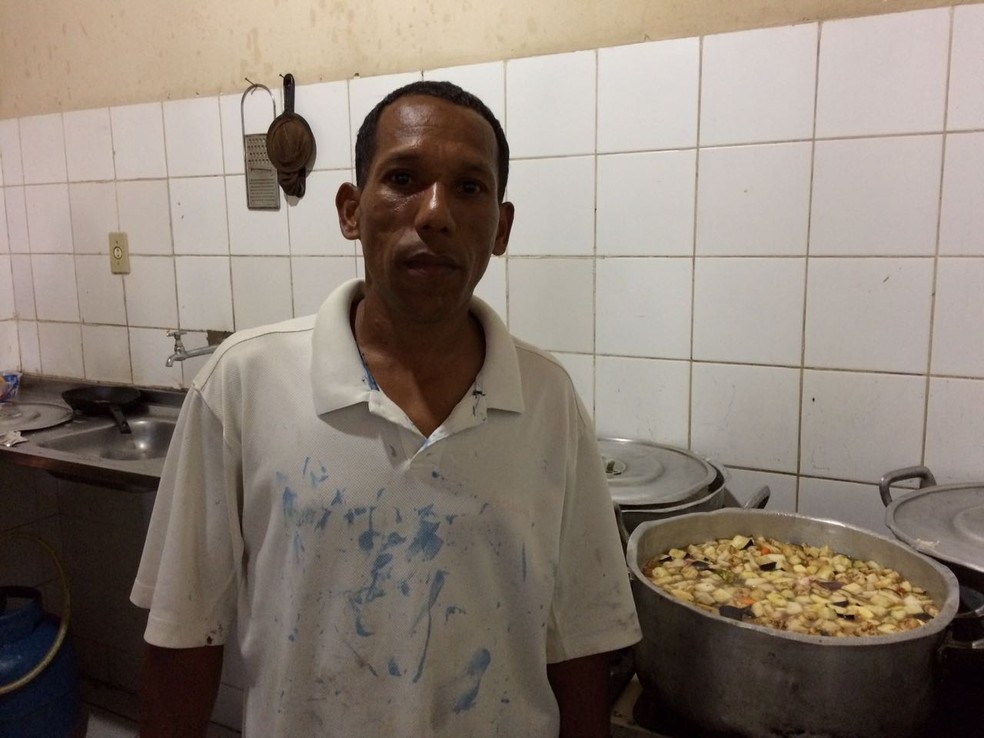 Pintor venezuelano deixou mulher e filhos para tentar a vida em Roraima (Foto: Emily Costa/G1 RR)