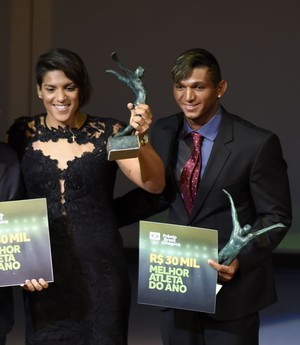 Ana Marcela Cunha e Isaquias Queiroz recebem prêmio de Melhor Atleta do Ano no Prêmio Brasil Olímpico (Foto: André Durão)