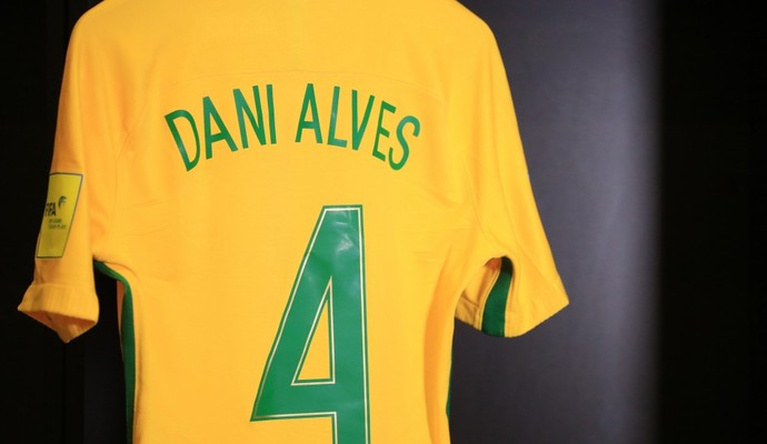 Resultado de imagem para Daniel Alves será capitão e utilizará faixa em homenagem a C. A. Torres