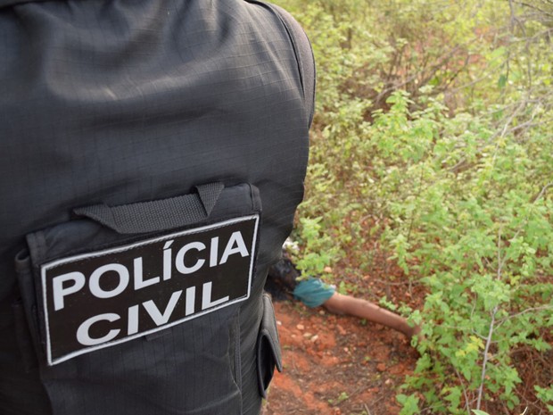 Corpo de menino foi achado morto em matagal, na tarde de quarta-feira (Foto: Lay Amorim/ Brumado Notícias) Corpo de menino foi achado morto em matagal, na tarde de quarta-feira (Foto: Lay Amorim/ Brumado Notícias)