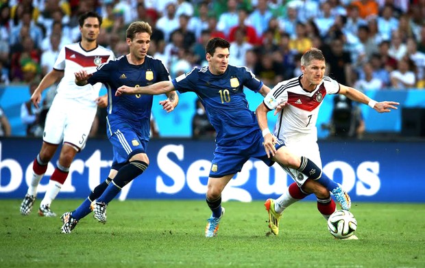 Schweinsteiger e Messi Alemanha e Argentina final (Foto: André Durão)