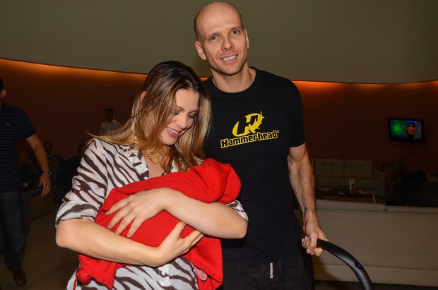 Sheila Mello e Fernando Scherer deixam hospital com Brenda (Foto: Caio Duran/AgNews)