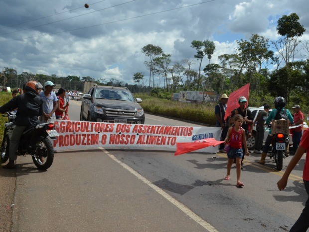 Sindicalistas durante protesto (Foto: Jonatas Boni/G1)