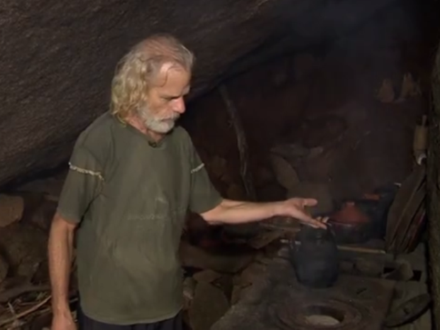 Vilmar tem uma pequena cozinha improvisada na caverna que habita (Foto: Reprodução/RBSTV)