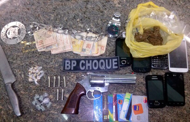 Com o gurpo preso, policiais do BPChoque aprenderam um revólver, drogas e R$ 1.300   (Foto: Divulgação/Polícia Militar do RN)
