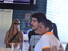 Guilherme Leicam tira foto com fã em aeroporto