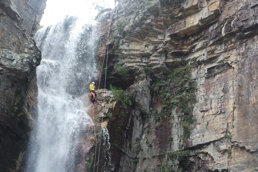 Paredões servem para a prática do rappel na região dos Canyons, em Capitólio (MG) (Foto: Diego Lima)