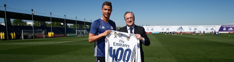 Cristiano Ronaldo recebe de Florentino Pérez camisa pelos 400 gols  (Foto: Divulgação)