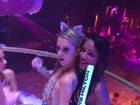 Ana Paula Evangelista curte banho de espuma junto com Paris Hilton 