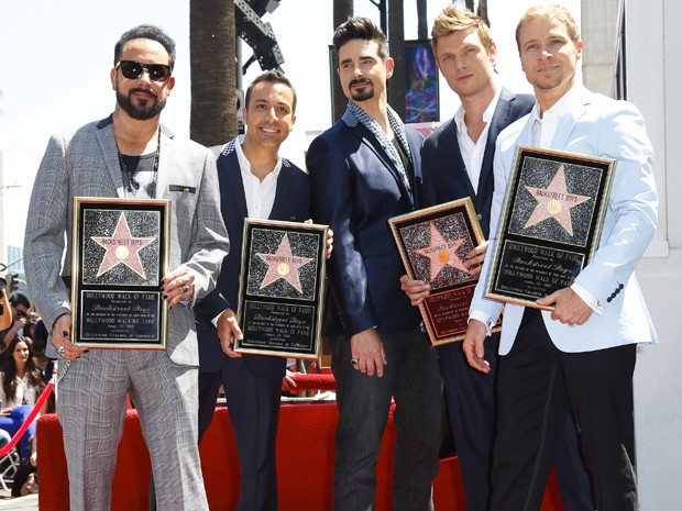 Da esq. para dir., AJ McLean, Howie Dorough, Kevin Richardson, Nick Carter e Brian Littrell, do Backstreet Boys, ganham estrela número 2.495 na Calçada da Fama (Foto: Imeh Akpanudosen/Getty Images/AFP)