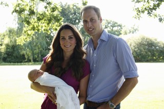 Kate Middleton e Príncipe William com o filho George (Foto: Michael Middleton / AFP)