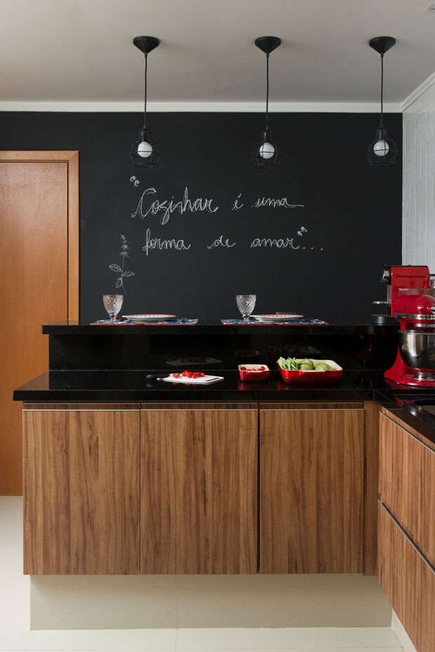 Apartamento com horta e cozinha ampla celebra o convívio (Foto: Manu Oristanio/Divulgação) Apartamento com horta e cozinha ampla celebra o convívio (Foto: Manu Oristanio/Divulgação)