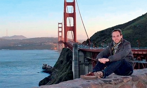 PLANOS? Lubitz na Ponte Golden Gate, em San Francisco, nos Estados Unidos. A ponte é o segundo lugar com o maior número de suicídios no mundo: 1.600 (Foto: Reprodução)