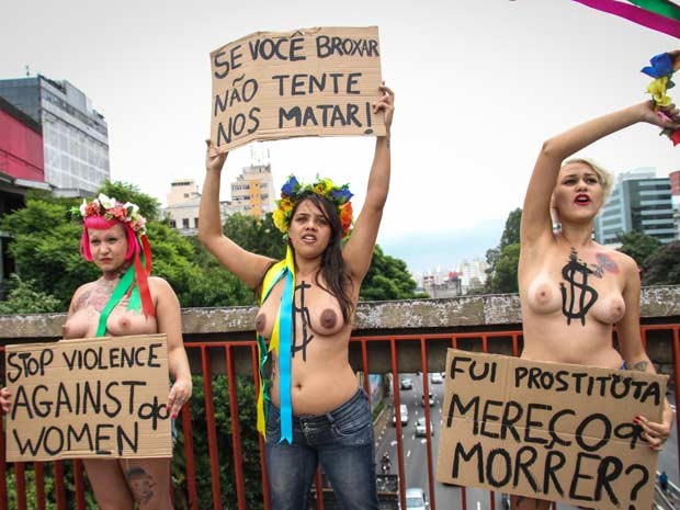Cartazes das ativistas do Femen faziam alusão à declarações do homem preso pelos crimes na Zona Leste (Foto: Ale Vianna/Brazil Photo Press/Estadão Conteúdo)