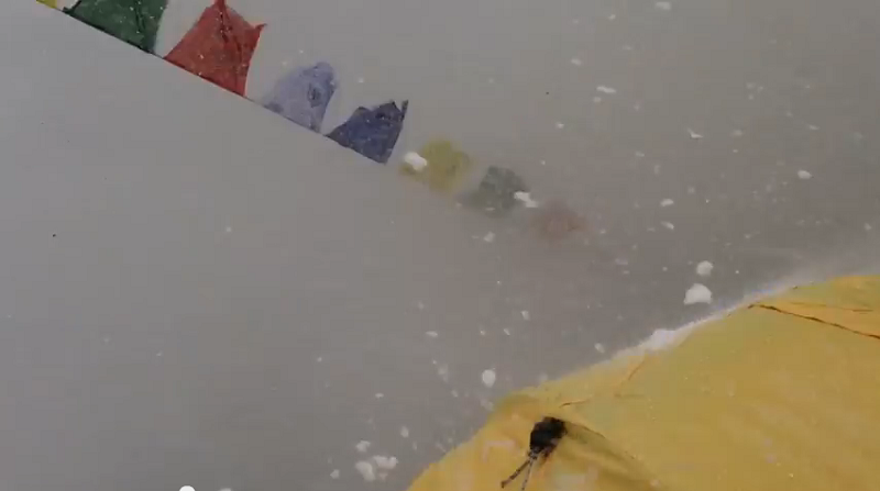 Vídeo mostra neve atingindo barraca de acampamento de alpinistas na base do Everest (Foto: Reprodução/YouTube/Jost Kobusch)