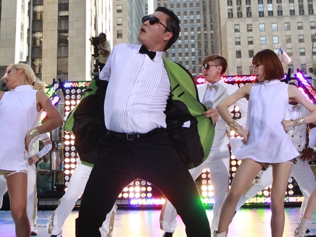 Psy e seus dançarinos reproduzem a coreografia do clipe que já teve 160 milhões de visualizações no YouTube em dois meses (Foto: Reuters/Brendan McDermid )