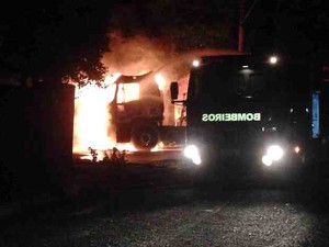 Caminhão foi incendiado em Promissão (Foto: Barbara Balduino/TEM Você) Caminhão foi incendiado em Promissão (Foto: Barbara Balduino/TEM Você)
