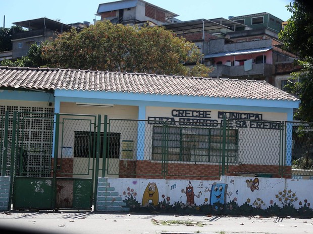 Creche Municipal Luiza Barros de Sá Freire é vista fechada em Costa Barros, no Rio de Janeiro. Mais de 5.700 alunos da região ficaram sem aulas. A medida visa proteger crianças e professores de possíveis confrontos após a morte do traficante Playboy (Foto: Fabiano Rocha/Extra/Agência O Globo)